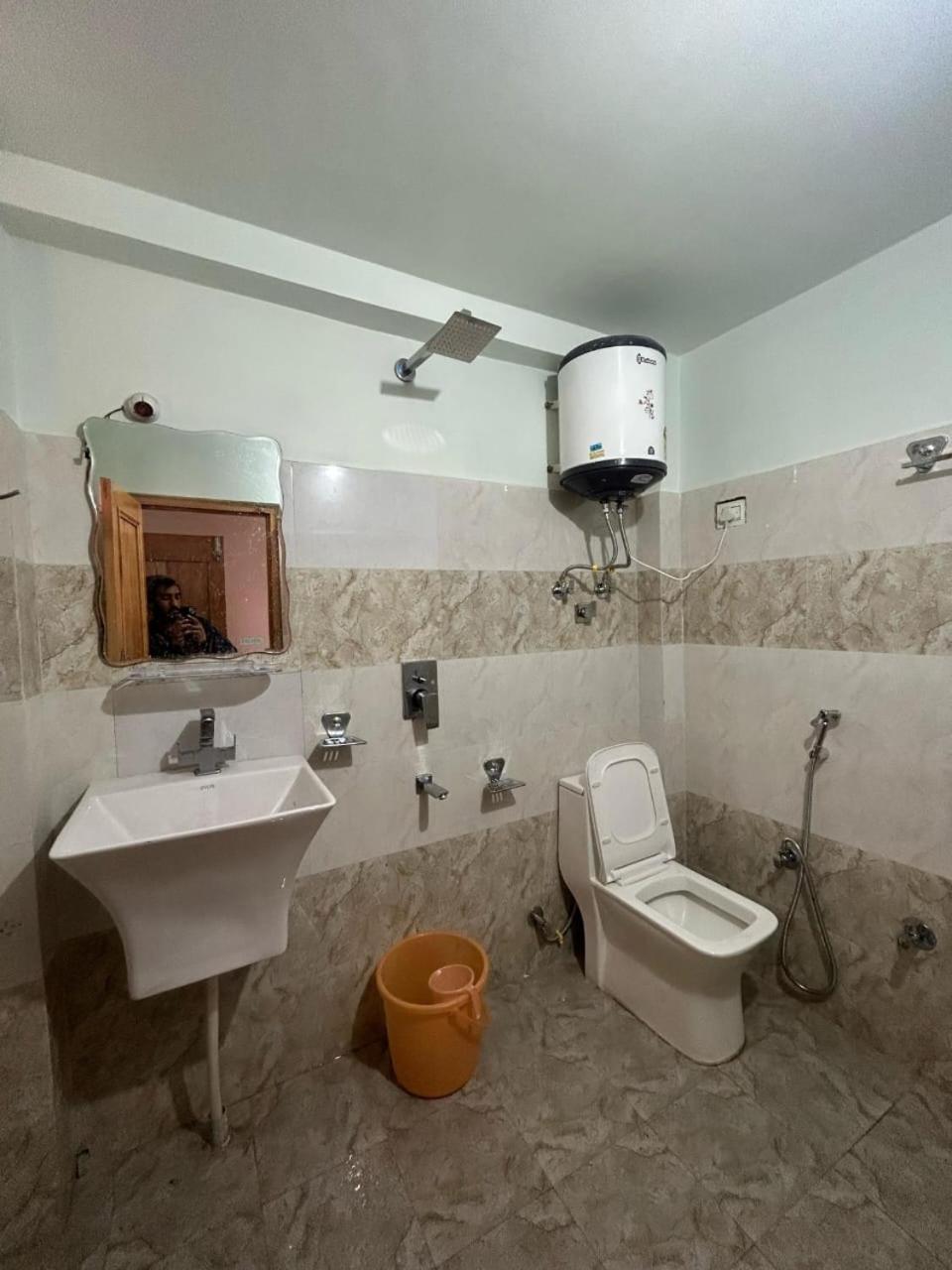 New Brahma Cafe Guest House Kalgha Dış mekan fotoğraf